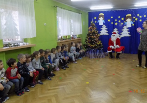 Dzieci z grupy III witają Świętego Mikołaja