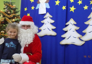 Święty Mikołaj rozdaje paczki świąteczne dzieciom z grupy III