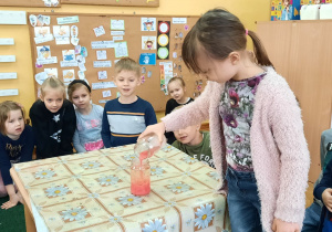 Dzieci wykonują eksperymenty z wodą