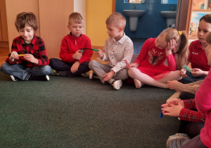 Dzieci z grupy IV biorą udział w zabawach walentynkowych.