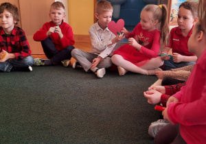 Dzieci z grupy IV biorą udział w zabawach walentynkowych.