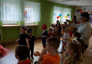 Dzieci bawią się na balu karnawałowym