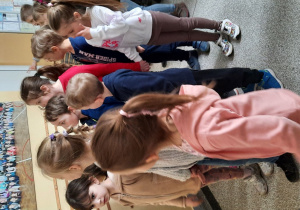 Dzieci zwiedzają Szkołę Podstawową nr 166.