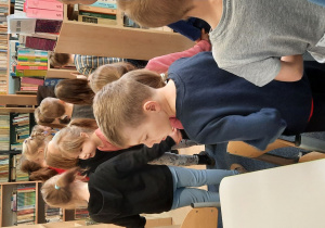 Dzieci odwiedzają szkolną bibliotekę.
