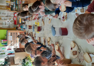 Dzieci jedzą śniadanie wielkanocne.