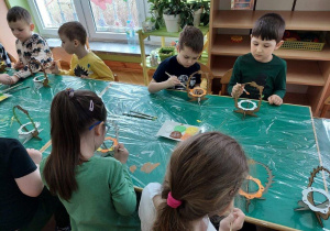Dzieci uczestniczą w warsztatach wielkanocnych