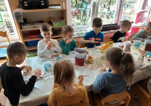 Dzieci podczas uroczystego śniadania wielkanocnego