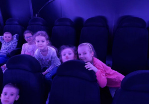 Dzieci w oczekiwaniu na pokaz "Kosmos dla najmłodszych"