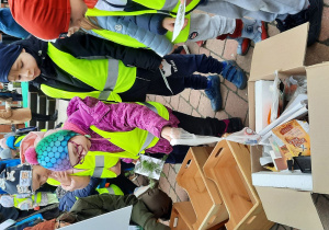Przedszkolaki biorą udział w obchodach Dnia Ziemi.