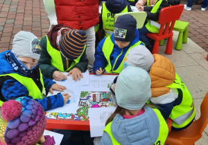 Przedszkolaki biorą udział w obchodach Dnia Ziemi.
