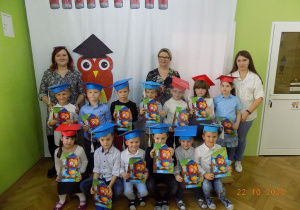 Dzieci podczas uroczystości Pasowania na Starszaka zdjęcie pamiątkowe z nauczycielkami i Panią Dyrektor.