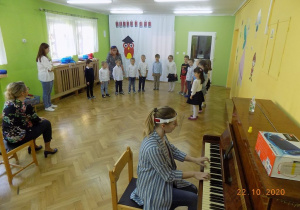 Dzieci podczas uroczystości Pasowania na Starszaka śpiewają piosenkę