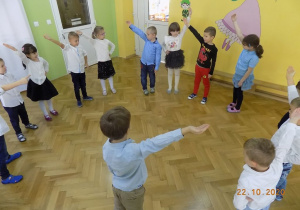 Dzieci podczas uroczystości Pasowania na Starszaka tańczą Krakowiaka.