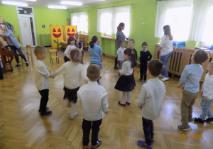 Dzieci podczas uroczystości Pasowania na Starszaka tańczą taniec