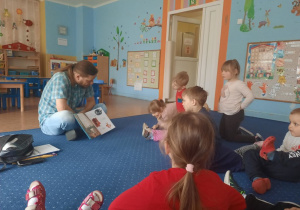 Tata Ewy czyta dzieciom książki