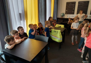 Dzieci uczestniczą w warsztatach prowadzonych przez osoby niewidome