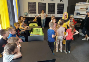 Dzieci uczestniczą w warsztatach prowadzonych przez osoby niewidome