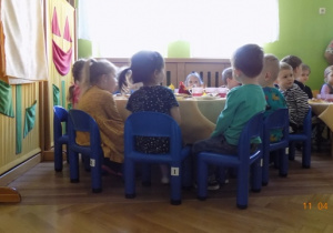Spożywanie śniadania wielkanocnego przez dzieci