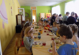 Spożywanie śniadania wielkanocnego przez dzieci