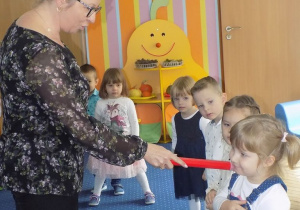 Dyrektor pasuje dzieci ołówkiem na przedszkolaków