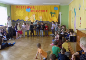 Dzieci, nauczyciele i rodzice biorą udział w Festiwalu Piosenki Wakacyjnej