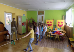 Dzieci biorą udział w zabawach z okazji Dnia Dziecka
