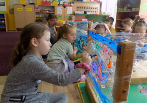 Dzieci biorą udział w zabawach z okazji Dnia Dziecka