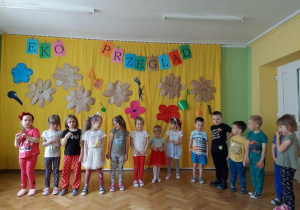 Dzieci z grupy II śpiewają piosenkę ekologiczną