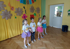 Dzieci z zaproszonego przedszkola śpiewają piosenkę