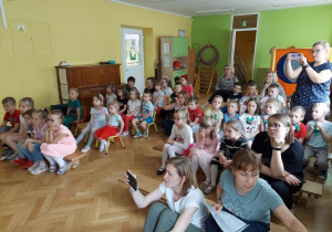 Publiczność ogląda występy dzieci