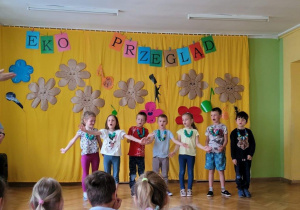 Dzieci z grupy III śpiewają piosenkę