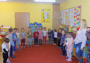 Dzieci z grupy muchomorków występują z okazji Dnia Edukacji Narodowej.