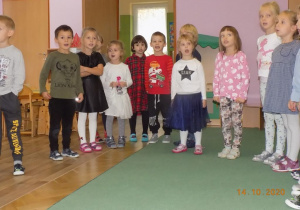 Dzieci z grupy skrzatów występują z okazji Dnia Edukacji Narodowej.