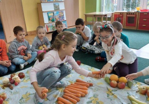 Dzieci tworzą zbiory z owoców i warzyw