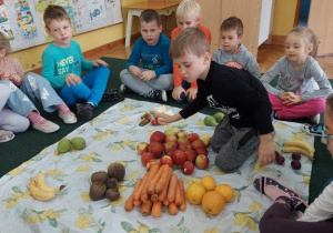 Dzieci tworzą zbiory z owoców i warzyw