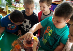 Dzieci przyrządzają pyszny sok