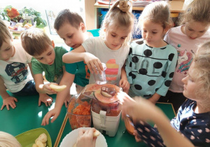 Dzieci przyrządzają pyszny sok