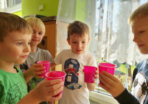 Dzieci piją samodzielnie przyrządzony sok