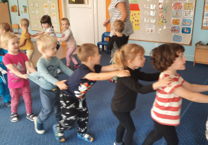 Dzieci biorą udział w zabawach ruchowych