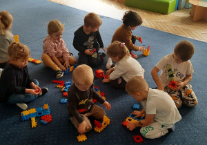 Dzieci biorą udział w zabawach konstrukcyjnych