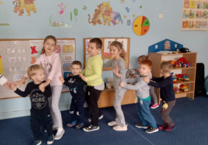 Dzieci biorą udział w zabawie z okazji dnia pluszowego misia