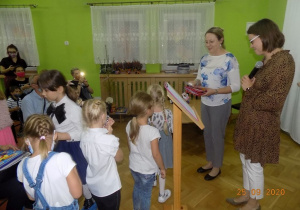 Nauczycielki wręczają dzieciom pamiątkowe piórniki.