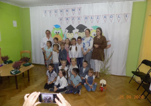 Dzieci z nauczycielkami i Panią Dyrektor jako zdjęcie pamiątkowe.