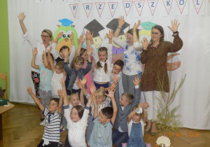 Dzieci z nauczycielkami i Panią Dyrektor jako zdjęcie pamiątkowe.