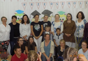 Dzieci z rodzicami, nauczycielkami i Panią Dyrektor jako zdjęcie pamiątkowe.