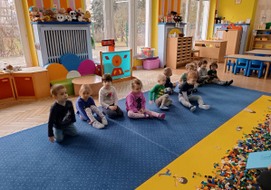 Dzieci z grupy I biorą udział w warsztatach lego.