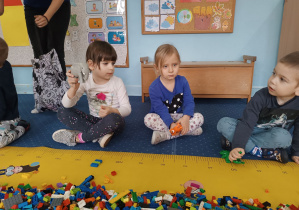 Dzieci z grupy I biorą udział w warsztatach lego.