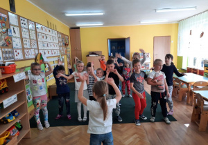 Wspólne zabawy podczas uroczystości Dnia przedszkolaka w grupie Elfów-malowanie twarzy.