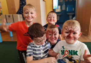 Wspólne zabawy podczas uroczystości Dnia przedszkolaka w grupie Elfów-malowanie twarzy.