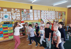 Tańce podczas uroczystości z okazji Dnia Przedszkolaka